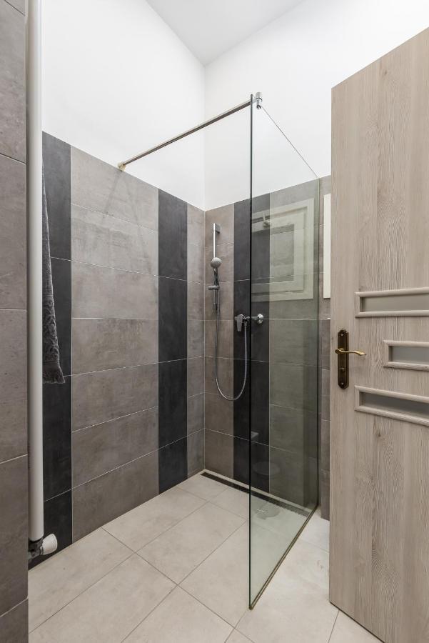 City Center Apartment With Balcony Budapest Exteriör bild