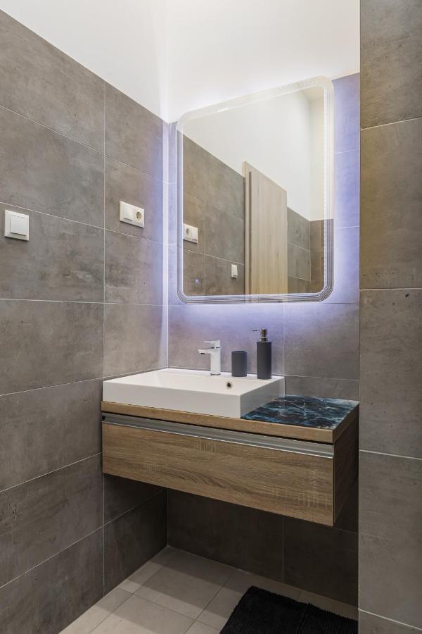 City Center Apartment With Balcony Budapest Exteriör bild