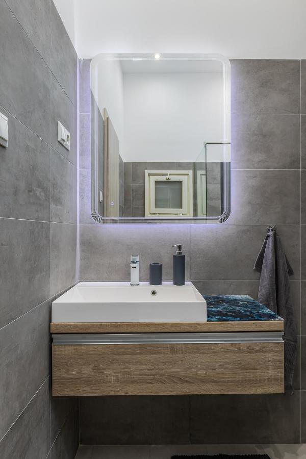 City Center Apartment With Balcony Budapest Exteriör bild