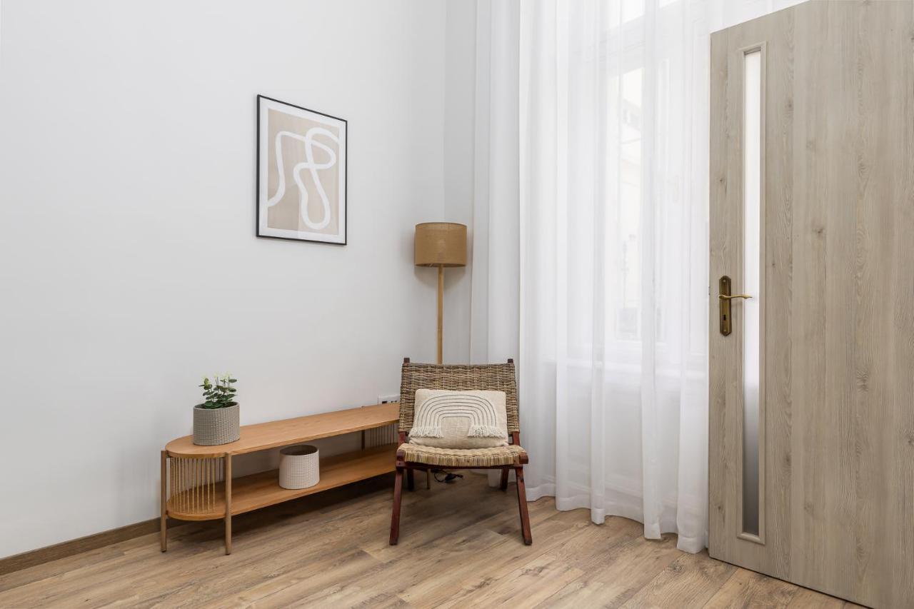City Center Apartment With Balcony Budapest Exteriör bild